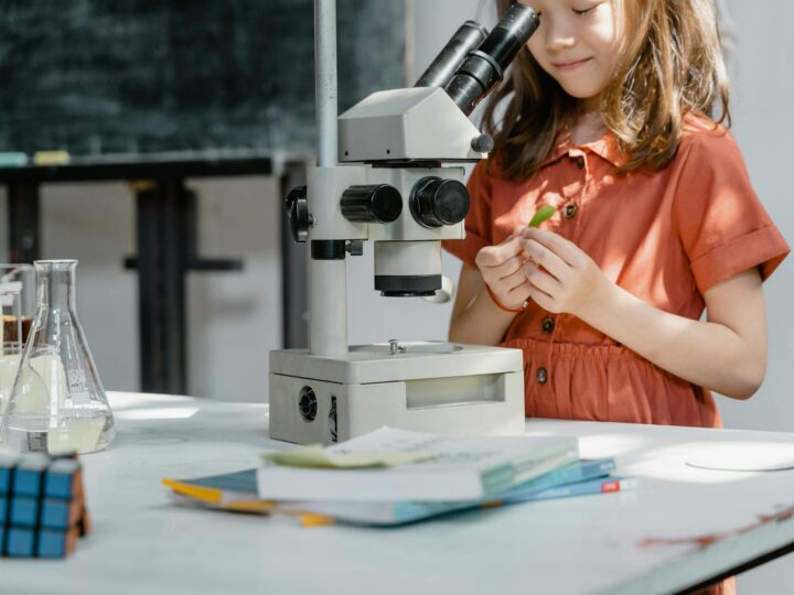 Desvende a Ciência em Casa: 15 Experimentos Incríveis e Seguros para Crianças!