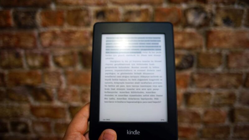 Kindle ou Livro Físico? Desvende o Duelo Definitivo para o Leitor Moderno e Faça a Escolha Certa!